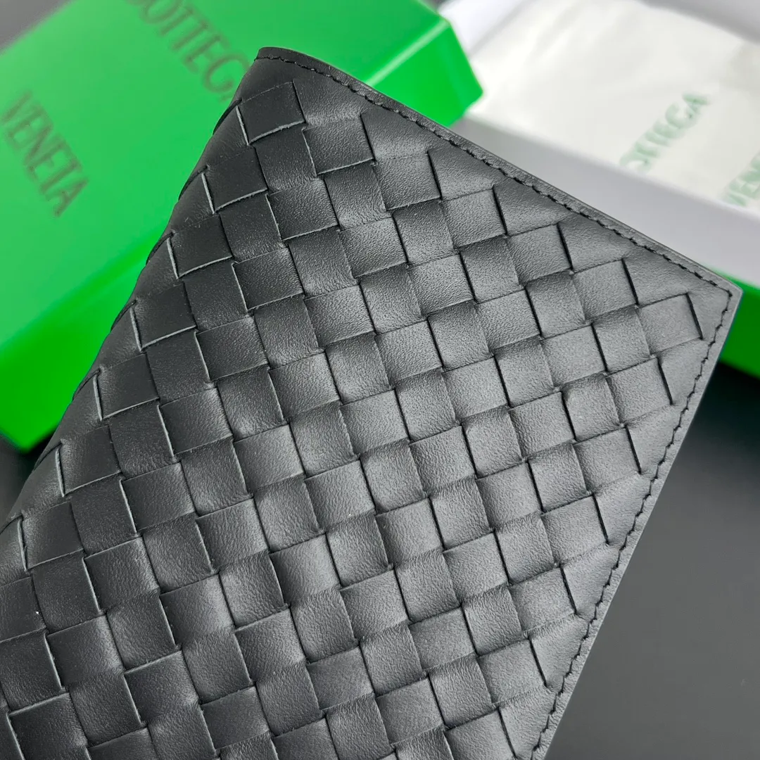 B’s new small woven passport holder [let me see]. 817398 The classic fine weave returns✅, made of cowhide, very soft to the touch and durable. In addition to your passport, you can also put your cards, ID and a small amount of cash. Small and exquisite, super suitable for travel. Weaving is the eternal classic of this brand, size: 13.3x9.5, P600
